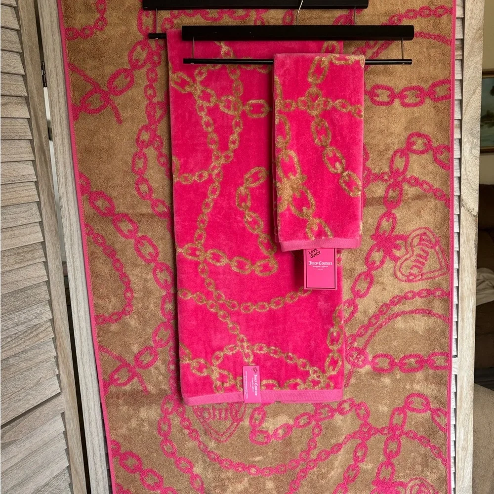 JUICY COUTURE Bath & Hand Towel Ensemble HOT PINK & METALLIC GOLD Heart & Chains